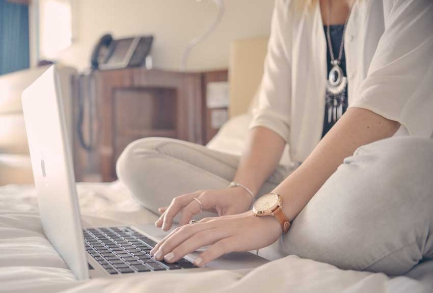 person-woman-apple-hotel-850x575