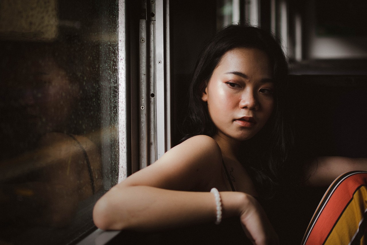 woman_sitting_window