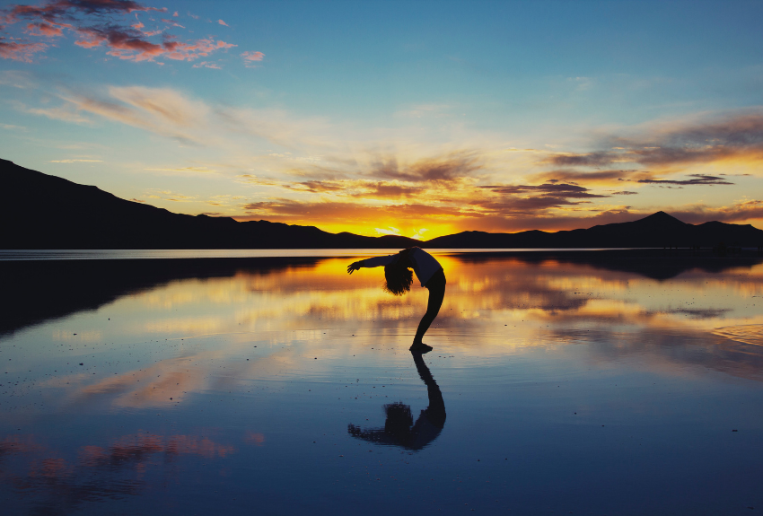 woman_practising_yoga_during_sunset_on_beach